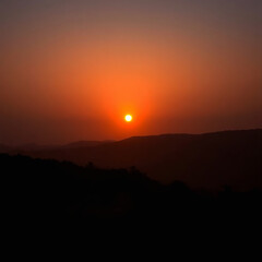 Obraz premium Breathtaking sunset over a tranquil landscape