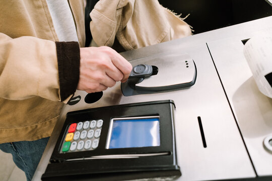 Detaching Security Tag 