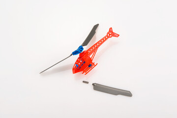 장난감 헬리콥터의 날개가 부러져있다.