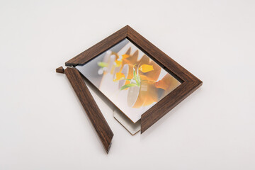 나무액자의 이음 부분이 부러져 있다.