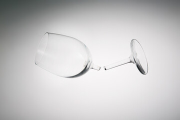 유리로 된 와인잔의 손잡이 부분이 부러져있다. © Cokr