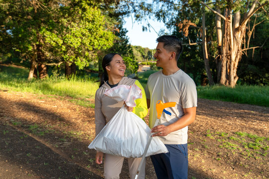 Couple volunteering together 