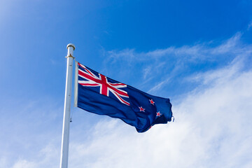 青空と風になびくニュージーランドの国旗