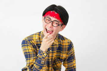 アキバ系の男性　白背景　ポートレート　カメラ目線