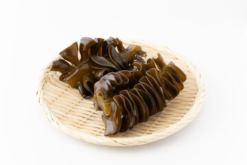 竹ざるに載せた生めかぶ