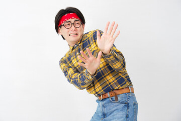 アキバ系の男性　怯える　白背景