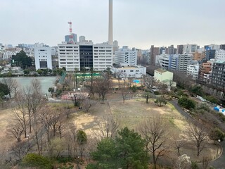 建物から公園と工場を見下ろした風景
