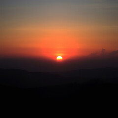 Obraz premium Breathtaking sunset over a tranquil landscape