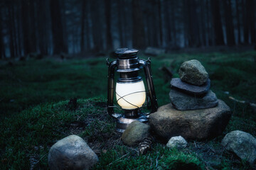 Alte laterne  im Wald - Vintage old lantern in the dark forest - Kerosin - Petroleum