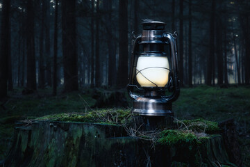 Alte laterne  im Wald - Vintage old lantern in the dark forest - Kerosin - Petroleum