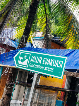 Tsunami evacuation route sign in Indonesia pointing towards