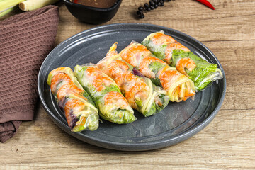 Vietnamese spring roll with prawn and mango