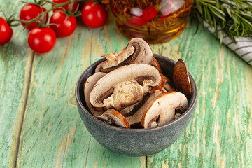 Sliced raw brown royal champignon