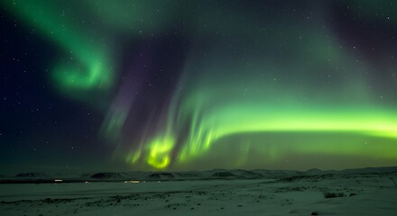 Auroras boreales sobre un paisaje nevado: impresionante fotografía de la aurora boreal