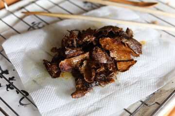 油で揚げた里芋の皮