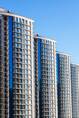 Obraz premium A long row of towering tall buildings with a clear blue sky in the background