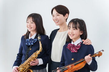 楽器を持つ学生と先生