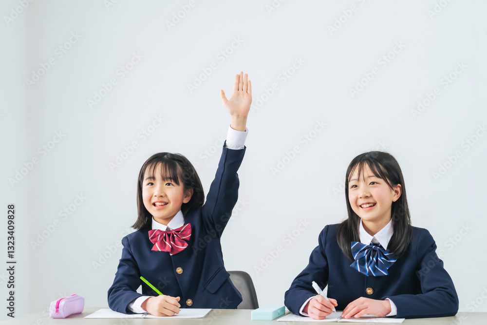 Aufkleber 授業、勉強、学習、教育、教室、クラス、挙手、スクール、小学生、中学生、女の子、受験、学習塾、予備校、制服、私立、笑顔、生徒、児童、成長、元気、手をあげる、問題、コピースペース、広告、発言、発表、ノート