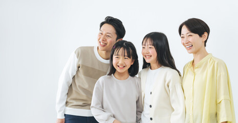 笑顔で並ぶ女の子の家族