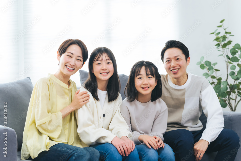 Poster 家族、親子、ファミリー、子供、女の子、仲良し、家庭、集合写真、元気、幸せ、ハッピー、成長、教育、子育て、育児、笑顔、ポジティブ、明るい、爽やか、団らん、パパ、ママ、両親、こども、並ぶ、座る、ソファー、インテリア、ライフスタイル、暮らし、マイホーム、室内、日本人、女子、男性、カジュアル、ナチュラル、ファッション、デニム、おしゃれ、アパレル、保険、安心、カメラ目線、記念写真、姉妹、小学生、リラックス、