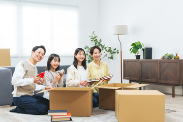 荷造り・荷解きする家族