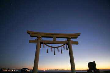 明け方の夜空と鳥居
