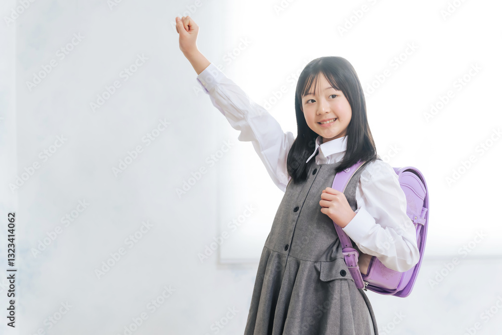 Poster ランドセル、小学生、女子、ガッツポーズ、挑戦、チャレンジ、合格、受験、学習塾、制服、私立、笑顔、努力、頑張る、元気、女の子、入学、入学式、卒業式、子供、成長、教育、学習、勉強、コピースペース、広告、日
