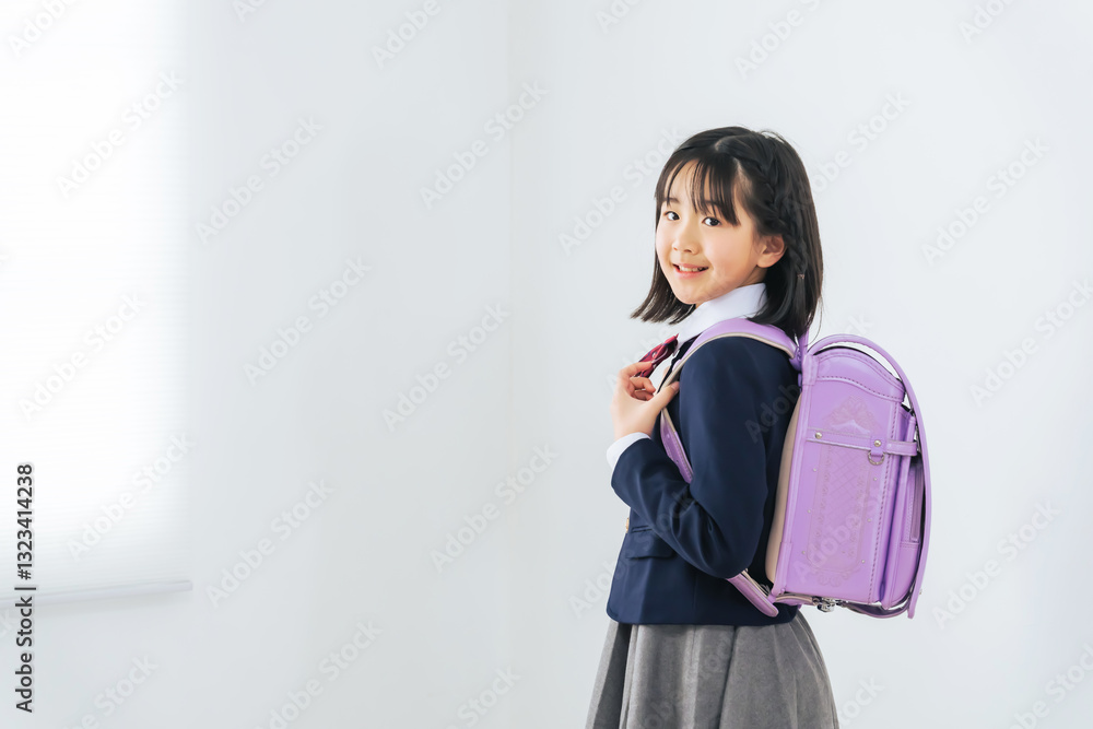 Poster ランドセル、小学生、女の子、女子、入学、ハーフ成人式、フォトスタジオ、写真館、日本人、こども、子供、成長、笑顔、工房、メーカー、パープル、新入生、明るい、爽やか、透明感、コピースペース、広告、少女、制服、私立、受験、中学、登校、転校、通学、安心、リラックス、ポートレート、記念写真、カメラ目線、ブレザー、卒業、ファッション、室内、学習、勉強、教育、児童、学童、育児、子育て、小学校、生徒、人物