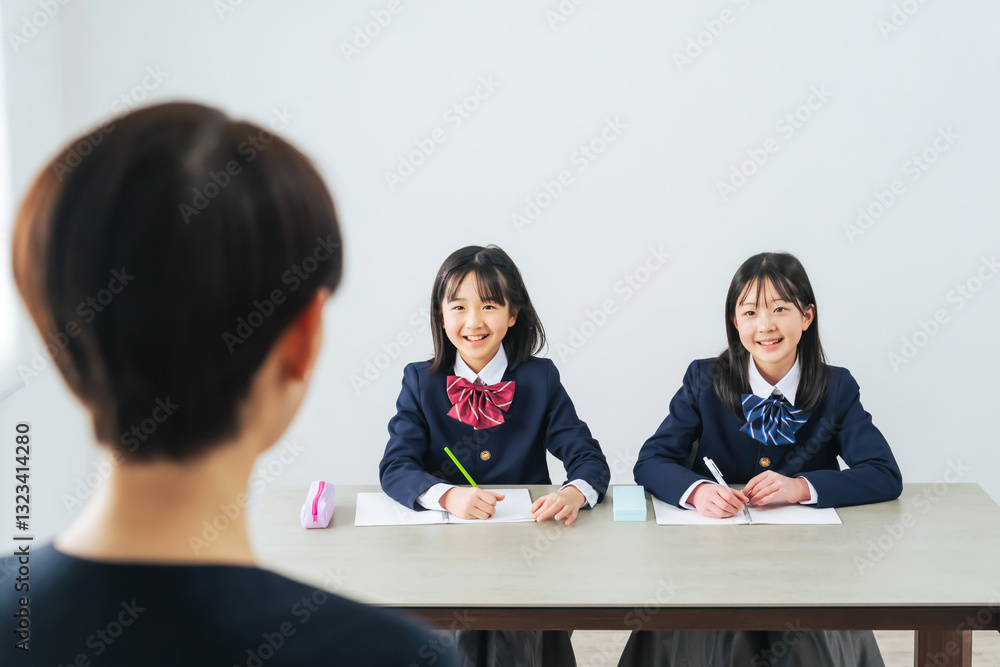 Poster 授業、教室、勉強、先生、笑顔、学習塾、予備校、受験、クラス、スクール、制服、女の子、少女、子供、こども、成長、ポジティブ、リラックス、教師、見守り、母親、ママ、ノート、日本人、姉妹、友達、クラスメイト、クラスメート、教育、学習、テスト、試験、入試、中学、私立、可愛い、夏期講習、冬季講習、春季講習、レッスン、明るい、爽やか、個別指導、楽しい、問題、コピースペース、広告、白バック、人物
