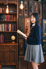 おしゃれなアンティークスペースで本を読む女子学生