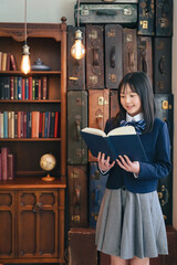 おしゃれなアンティークスペースで本を読む女子学生