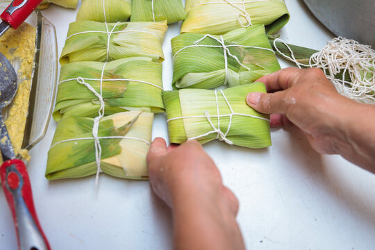 Latin person preparing humitas