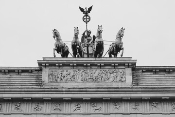 Quadriga auf dem Brandenburger Tor, Schwarzweiß, Mitte, Berlin, Deutschland, Europa