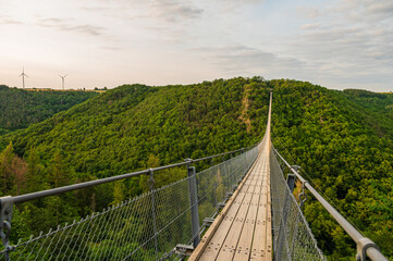 Hunsrück/ Geierley Hängebrücke im Abendlicht