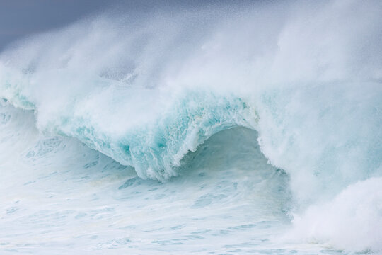 Foaming white wave