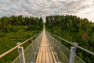 Hunsrück/ Geierley Hängebrücke im Abendlicht