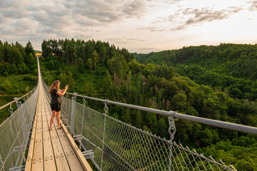Hunsrück/ Geierley Hängebrücke im Abendlicht