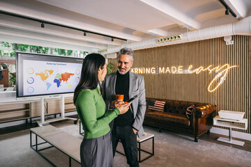 Two entrepreneurs on global sales strategy with digital tools