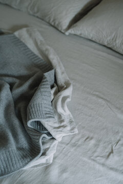 Soft Bedding with Gray Knitted Throw