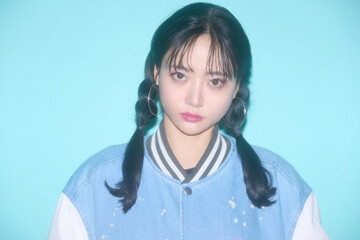Fototapeta premium ストリート系のファッションをした若い女性のカジュアルなポートレート