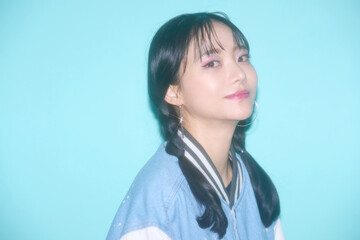 ストリート系のファッションをした若い女性のカジュアルなポートレート
