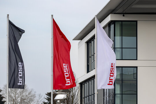 Drei Fahnen mit dem Logo des Automobilzulieferers Brose SE 