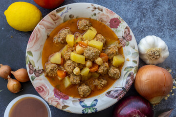 Round meatballs kneaded with bulgur, potatoes, carrots, chickpeas. Turkish name: Juicy meatballs with fine bulgur