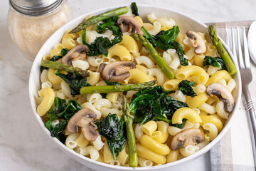 macaroni  with asparagus, spinach and mushrooms