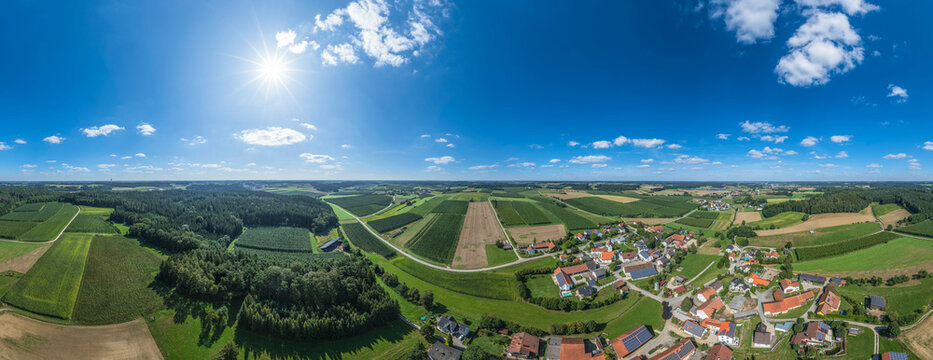 Kulturlandschaft in der Hallertau in Niederbayern rund um Pfaffendorf bei Pfeffenhausen
