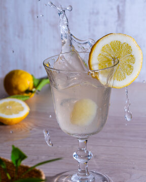 Verre de limonade au citron avec &eacute;claboussures rafra&icirc;chissantes