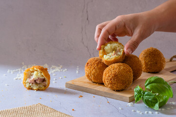 Arancini au fromage et jambon, dégustation gourmande
