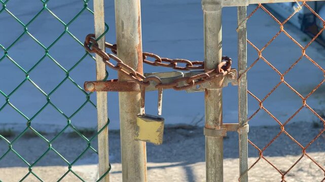 Gros plan sur un cadenas ouvert avec une cha&icirc;ne.