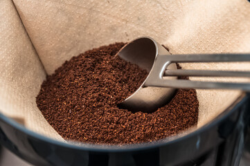 Kaffeebohnen gemahlen in einer Kaffeemaschine