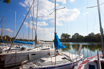 Przystań z żaglówkami, jachtami i motorówkami, Marina with sailboats, yachts and motorboats.